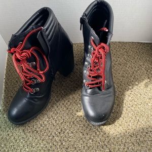 Black boots with red laces - 8.5